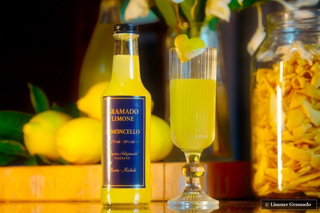Limoncello bem gelado servido em pequeno copo