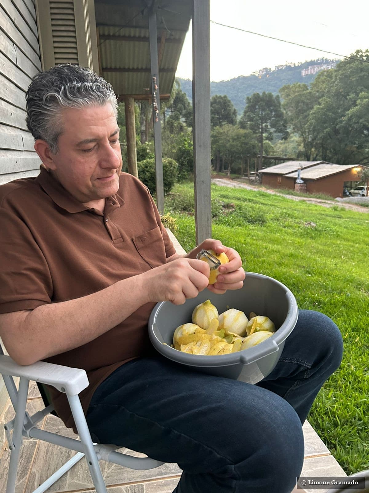 Michele preparando limões para o limoncello artesanal Limone Gramado